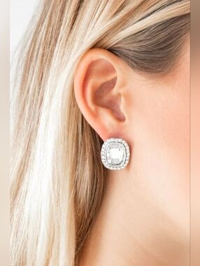 The Modern Monroe • White